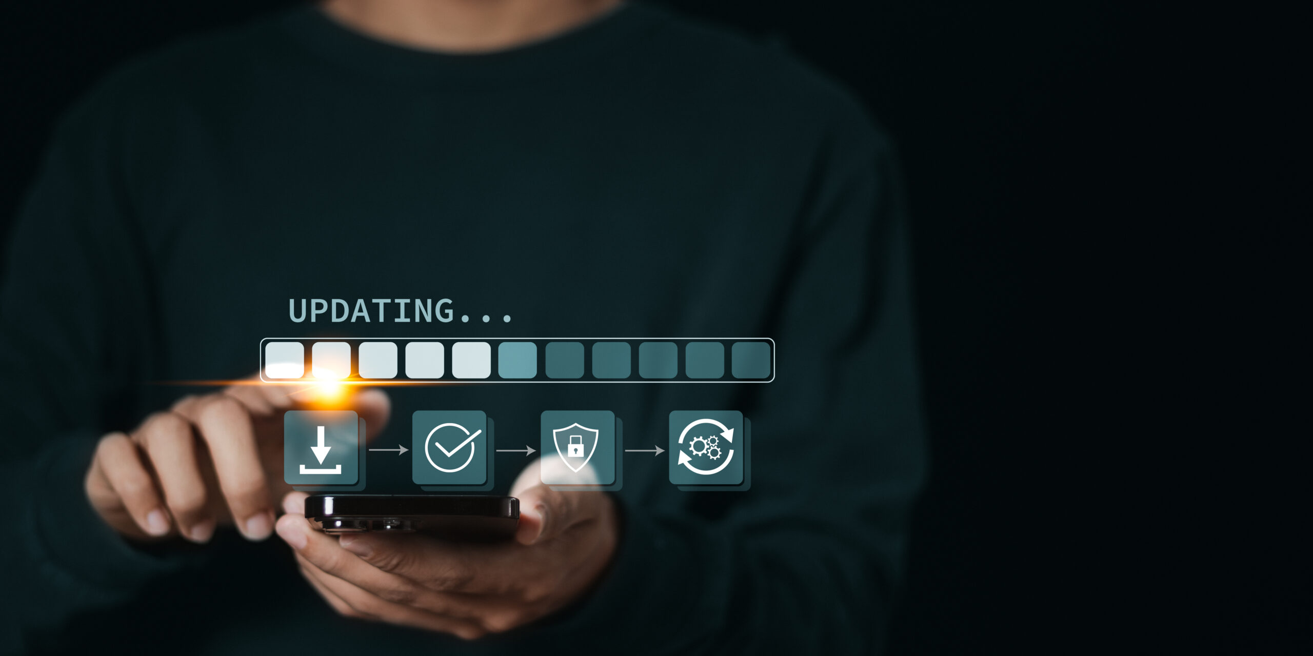 Benutzer verwendet ein Smartphone mit einer Fortschrittsleiste auf dem virtuellen Bildschirm, um das Betriebssystem mit neuen Versionen zu aktualisieren und Software-Updates zu verbessern.